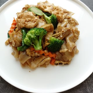 Pad See Ew (ผัดซีอิ๊ว)