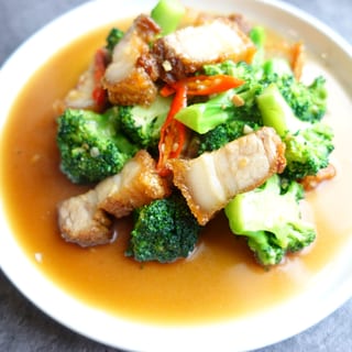 Crispy Pork Belly with Broccoli (หมูกรอบผัดบรอกโคลี)